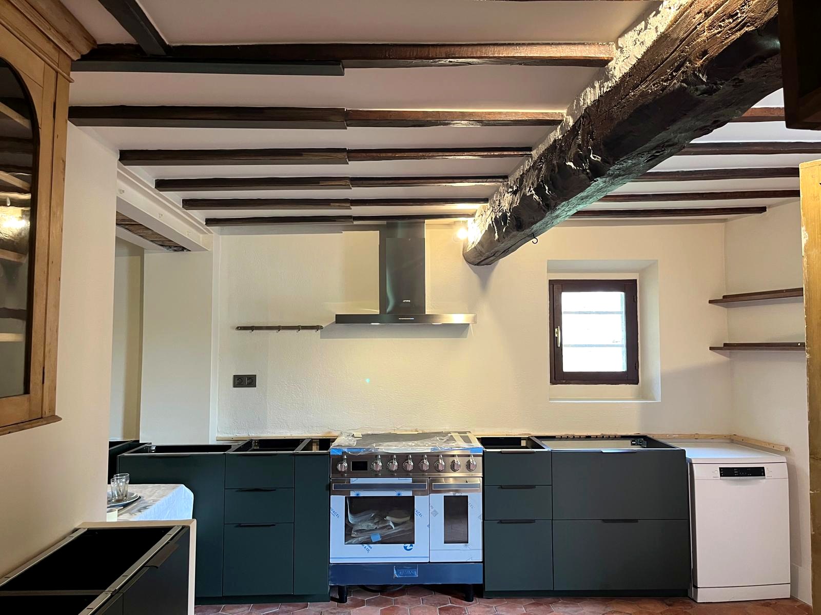 Cuisine sous poutres en cours d’aménagement — photo de chantier CAREN