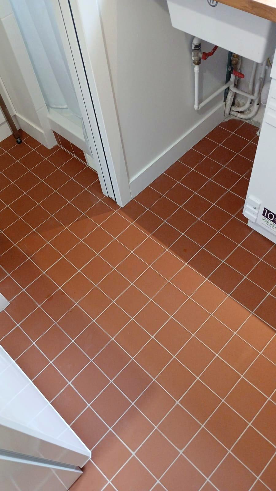Carrelage rectangulaire rouge et raccord au seuil d'une porte — chantier CAREN