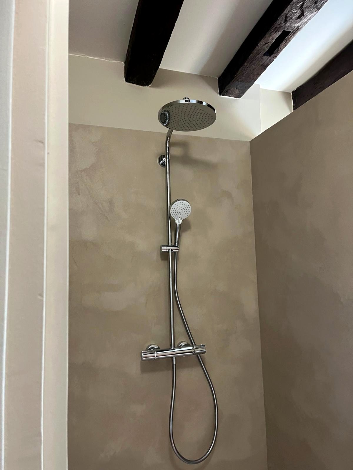 Colonne de douche et robinetterie sur carrelage clair — photo de chantier CAREN