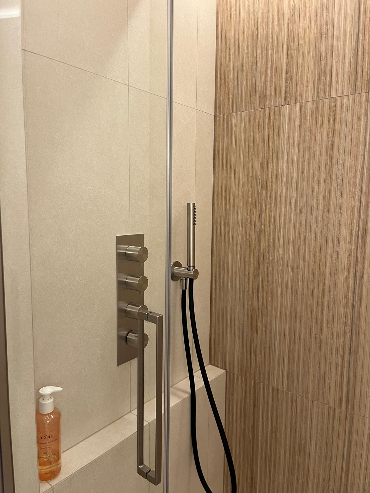 Détail de la robinetterie et de la douchette de la même douche — chantier CAREN