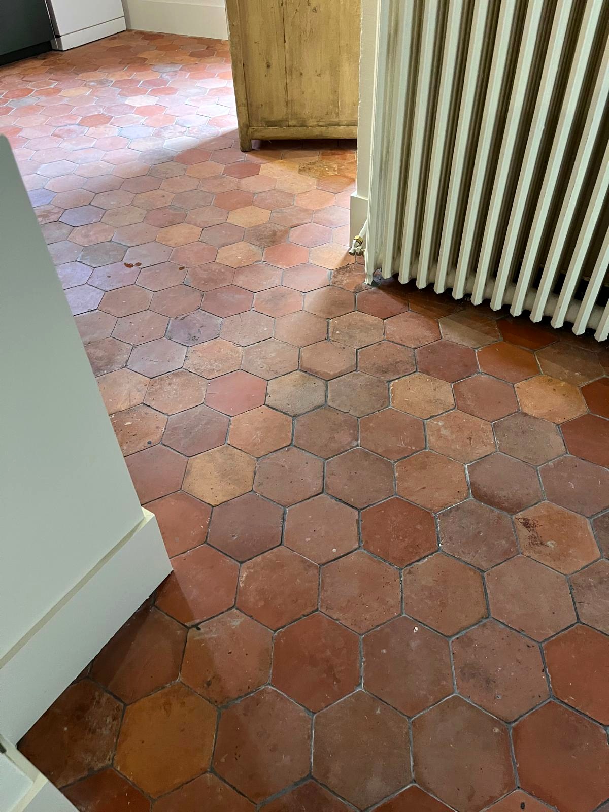 Sol en tomettes hexagonales aux nuances de terre cuite — photo de chantier CAREN
