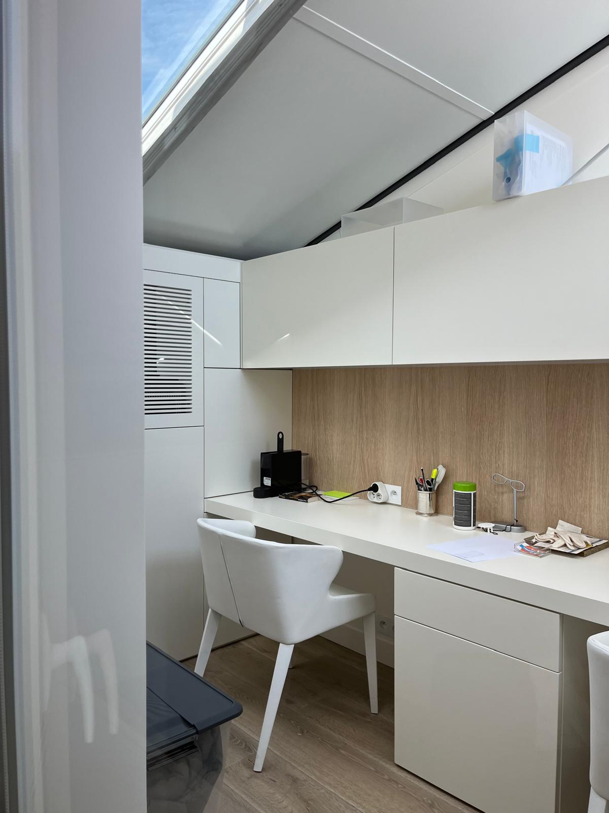 Bureau blanc avec tiroirs et rangements hauts sous une fenêtre de toit — chantier CAREN